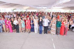 Celebra Evelyn Salgado a madres trabajadoras de la Fiscalía de Guerrero