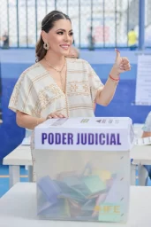 La gobernadora Evelyn Salgado Pineda acude a emitir su voto en la Elección del Poder Judicial de la Federación 2025